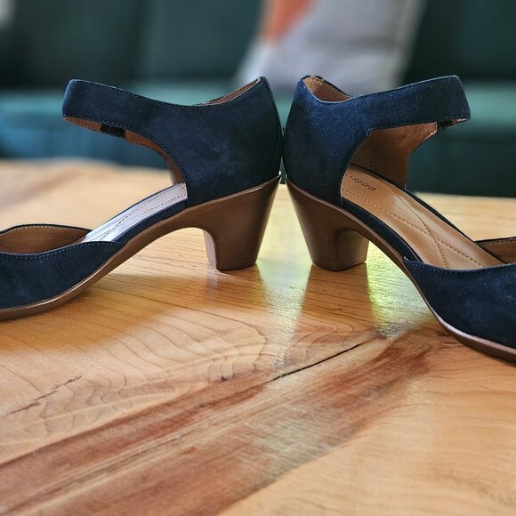 Navy Mary Janes with 2" Heel - Easy Spirit - Size 9 NARROW (Like New) - Picture 3 of 5